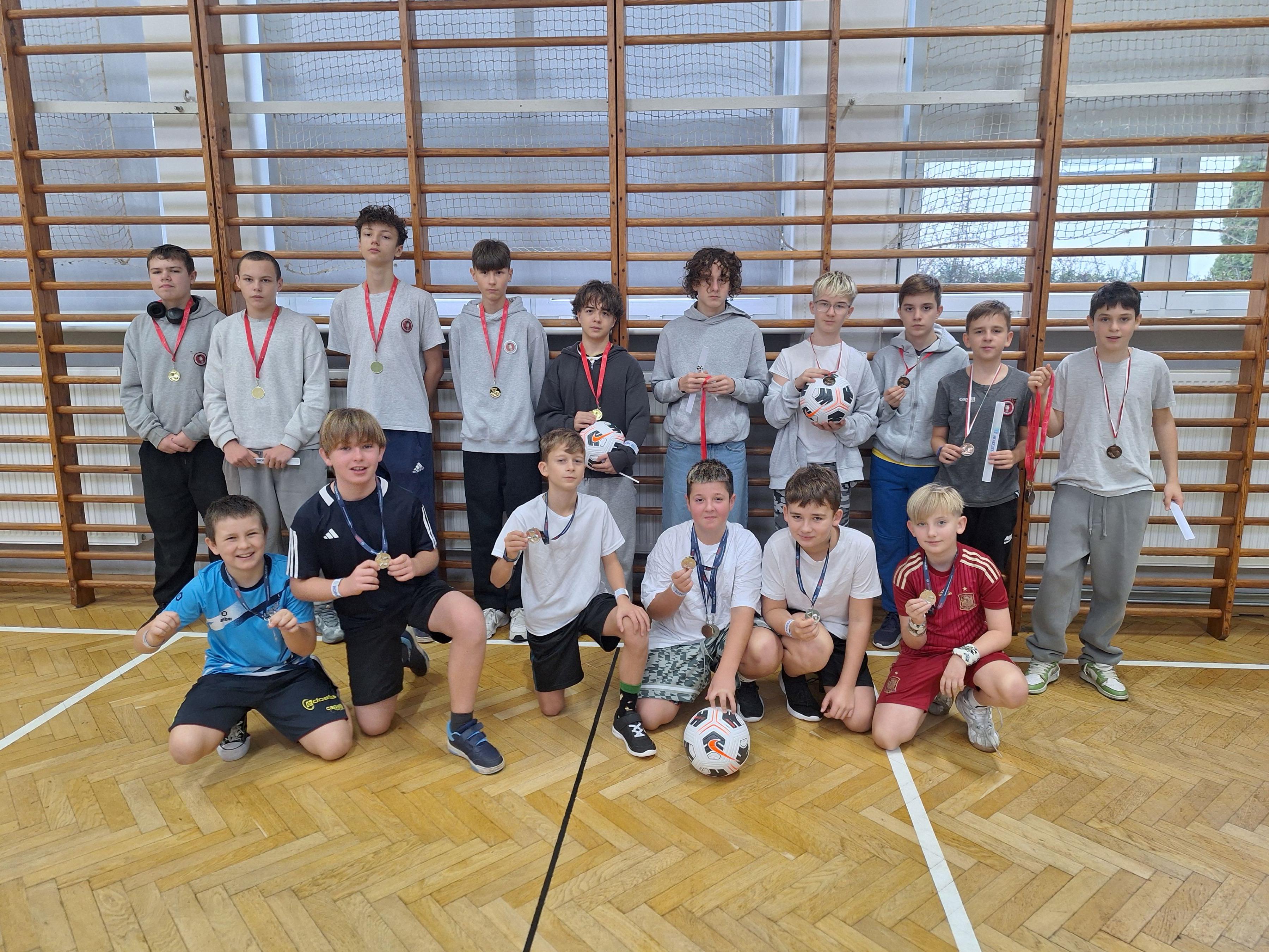 Turniej piłki nożnej klas 4-8.